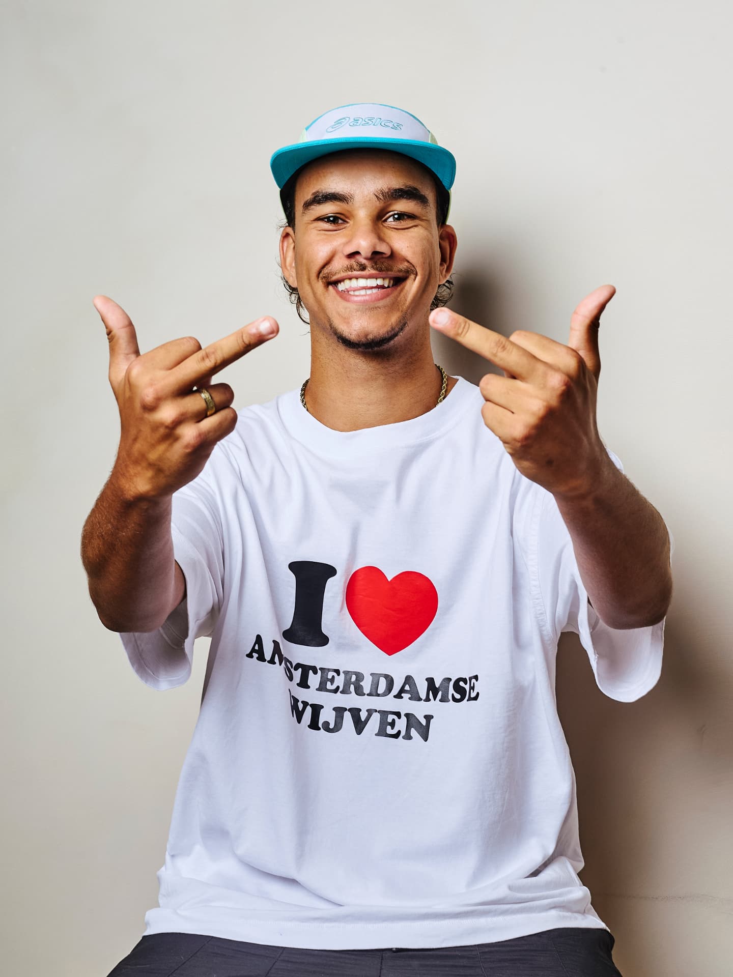 Set 05 draagt het I love Amsterdamse Wijven T-shirt