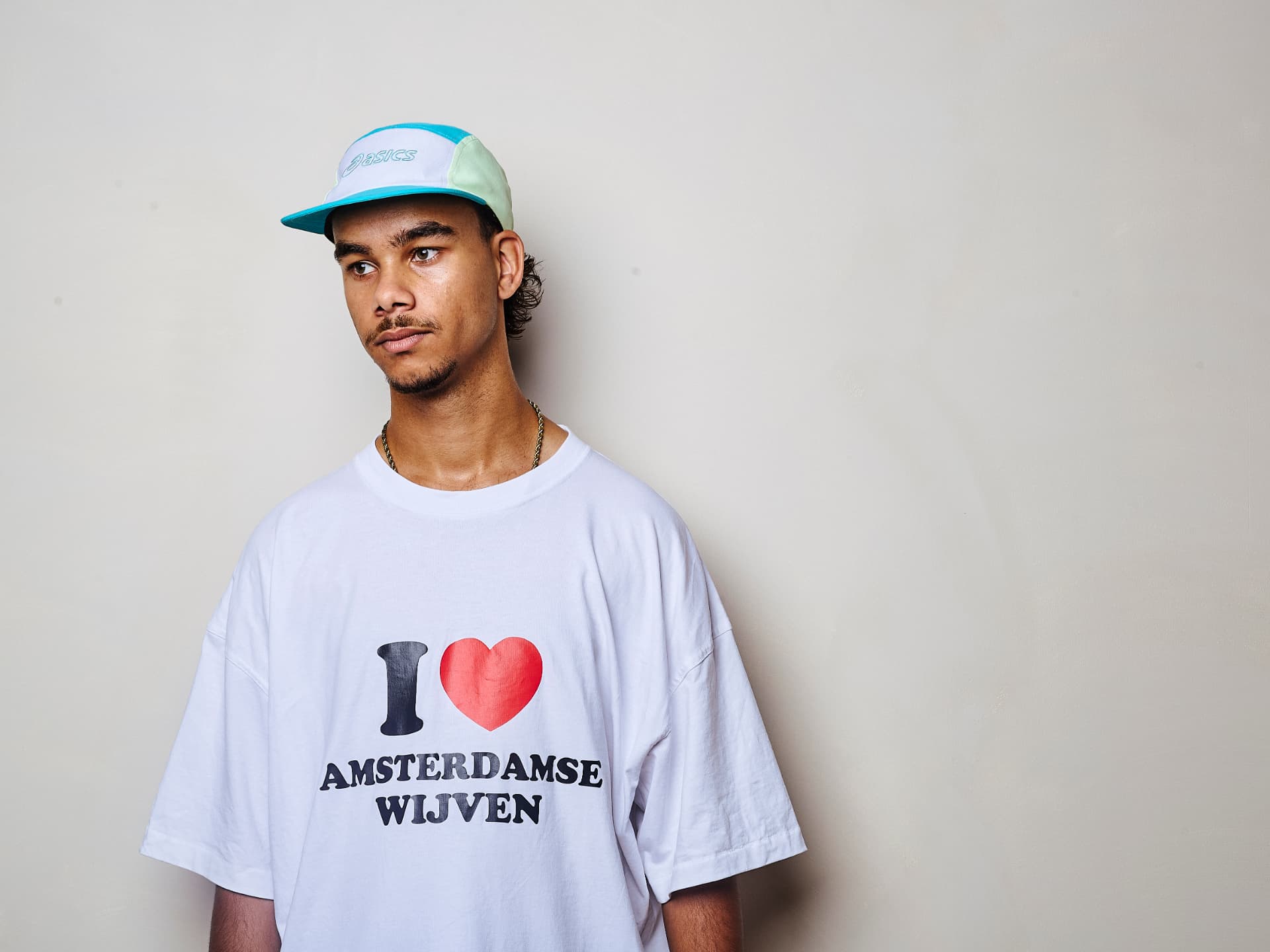 Set 05 draagt het I love Amsterdamse Wijven T-shirt