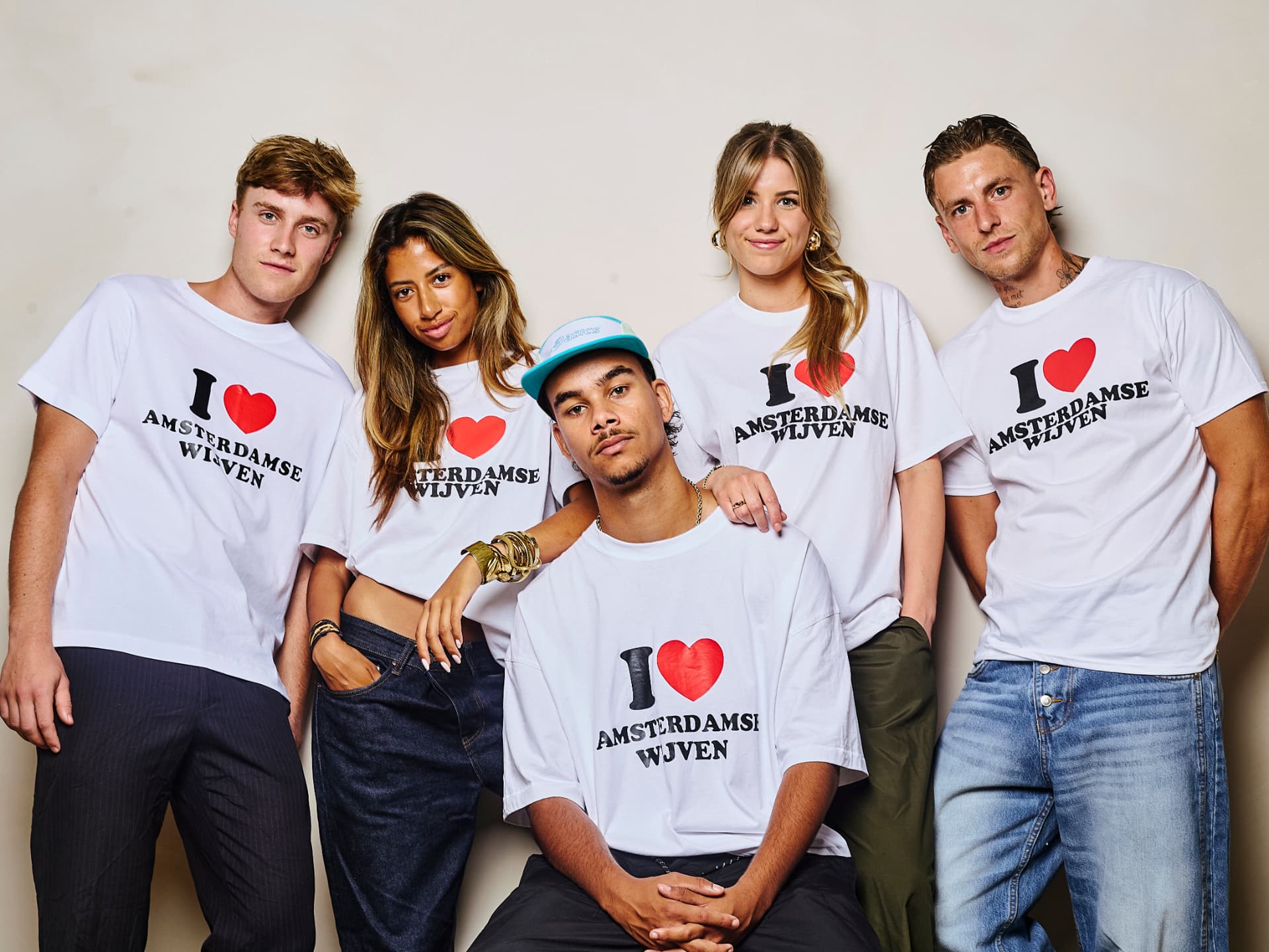 Set 07 draagt het I love Amsterdamse Wijven T-shirt