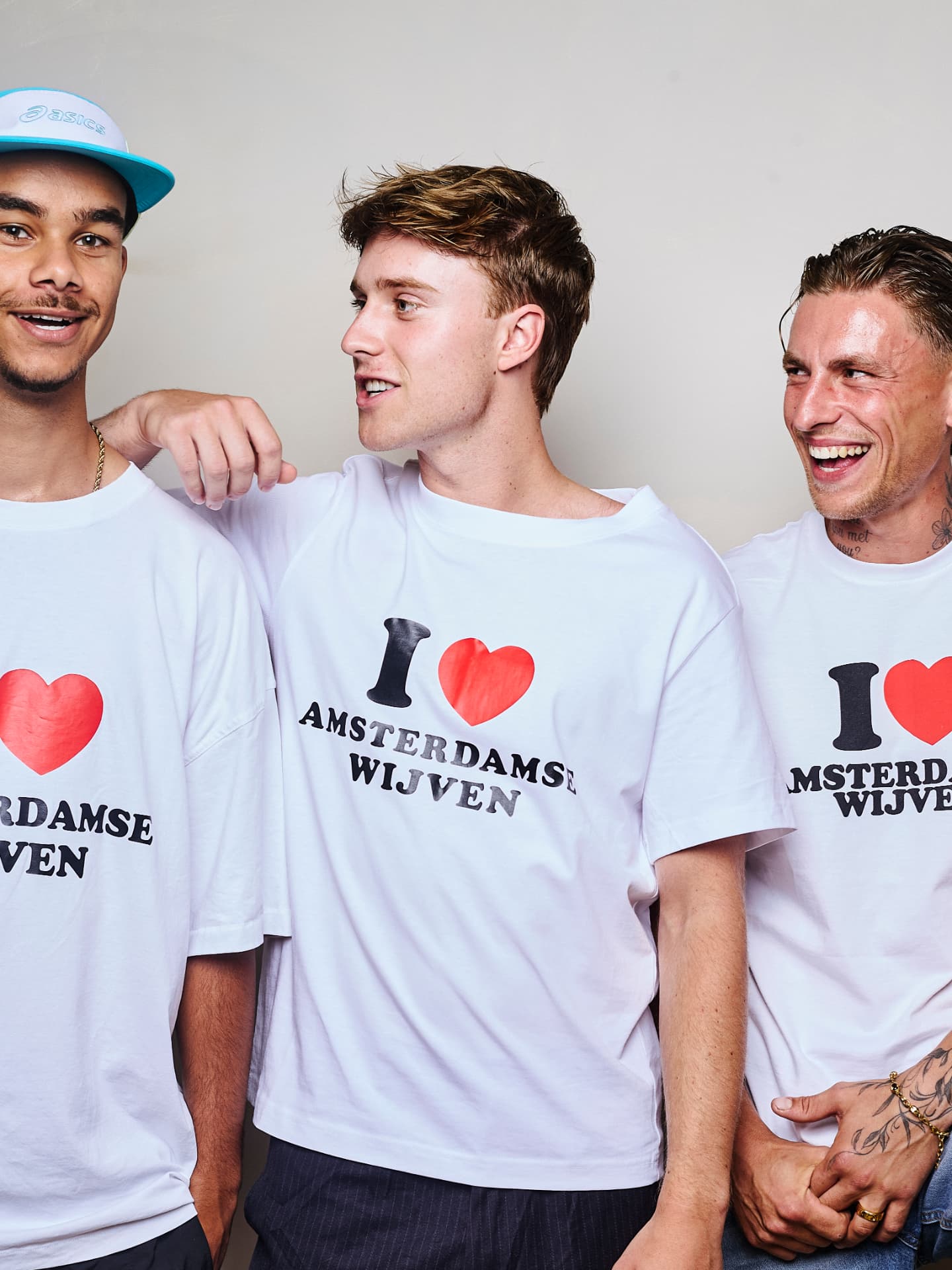 Set 06 draagt het I love Amsterdamse Wijven T-shirt