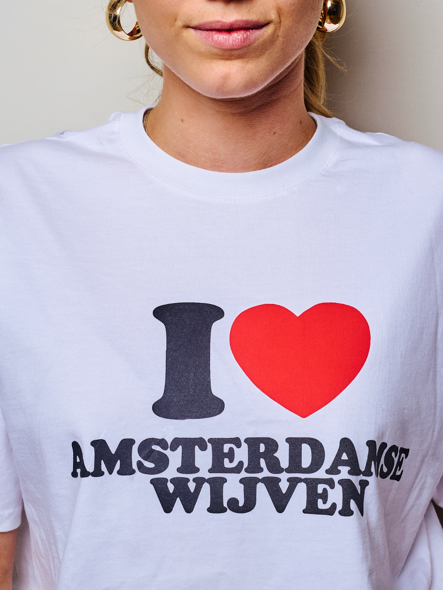 Set 04 draagt het I love Amsterdamse Wijven T-shirt