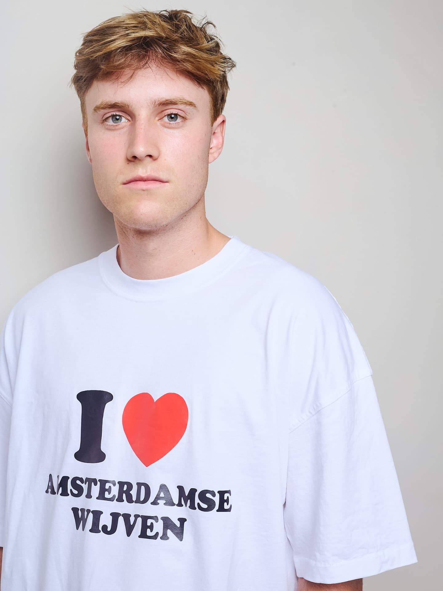 Set 01 draagt het I love Amsterdamse Wijven T-shirt
