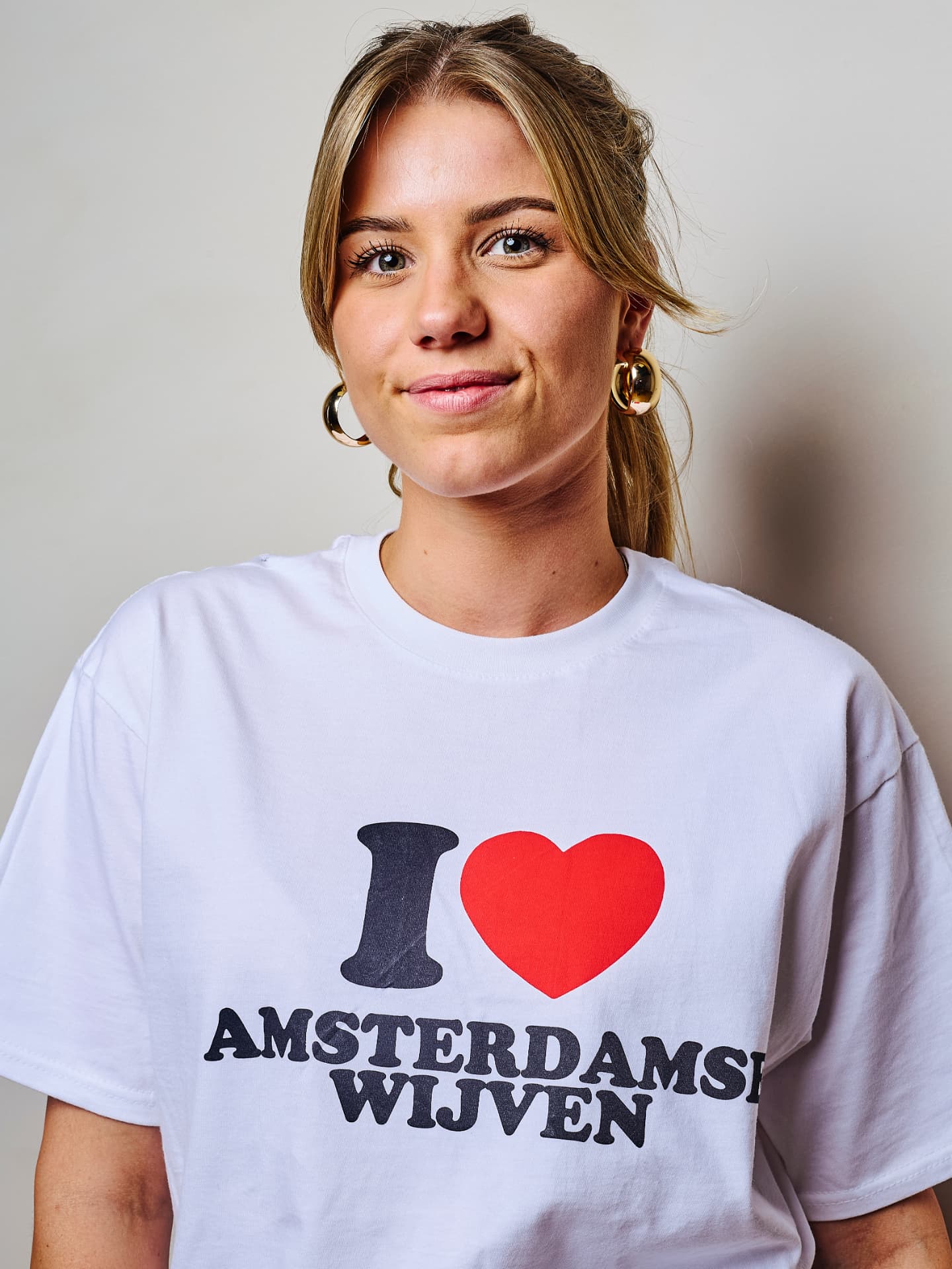 Set 04 draagt het I love Amsterdamse Wijven T-shirt