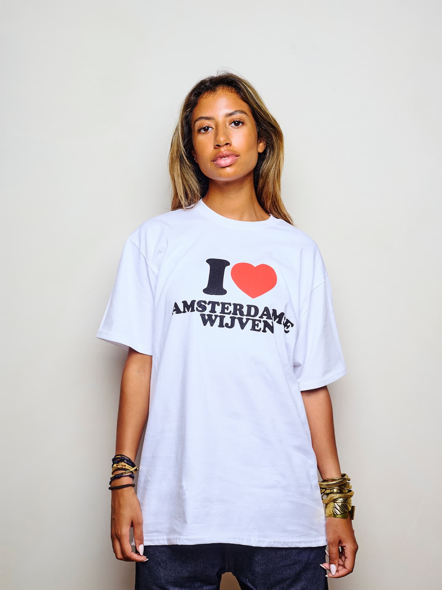 Set 02 draagt het I love Amsterdamse Wijven T-shirt