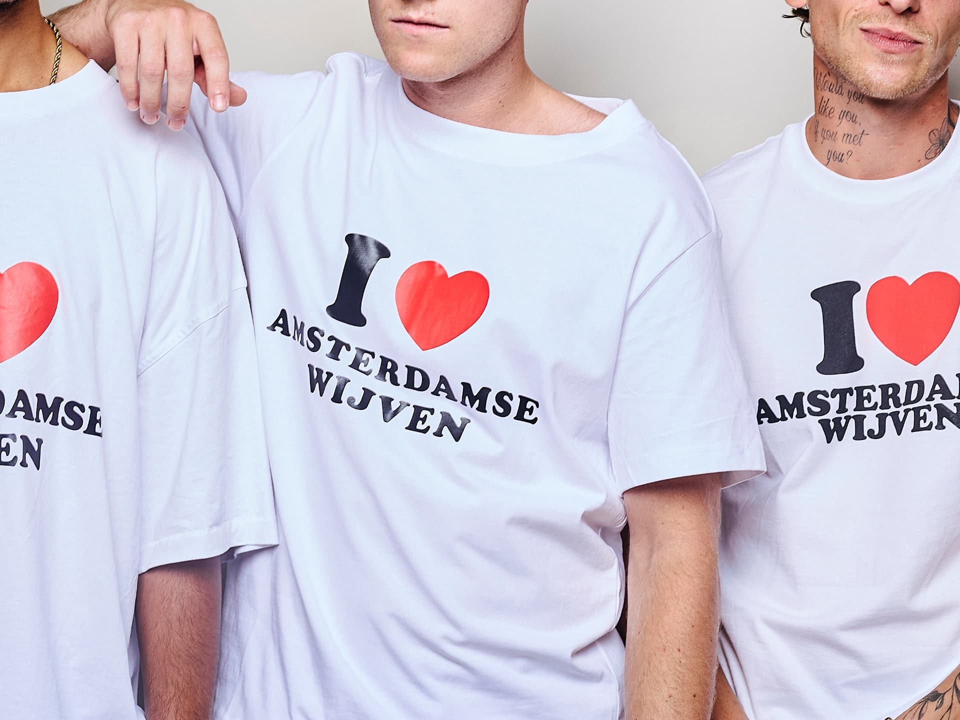 Set 06 draagt het I love Amsterdamse Wijven T-shirt
