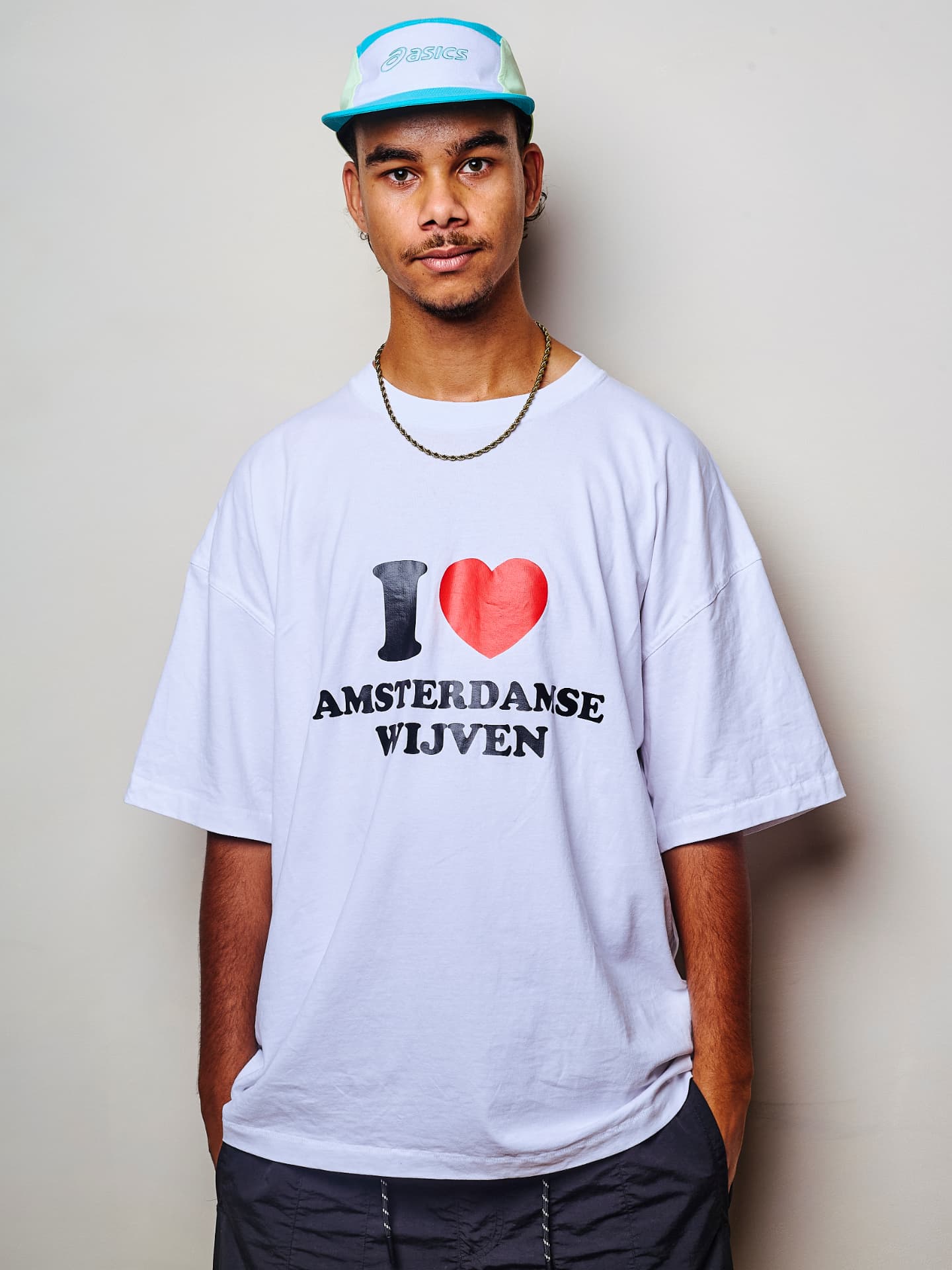 Set 05 draagt het I love Amsterdamse Wijven T-shirt