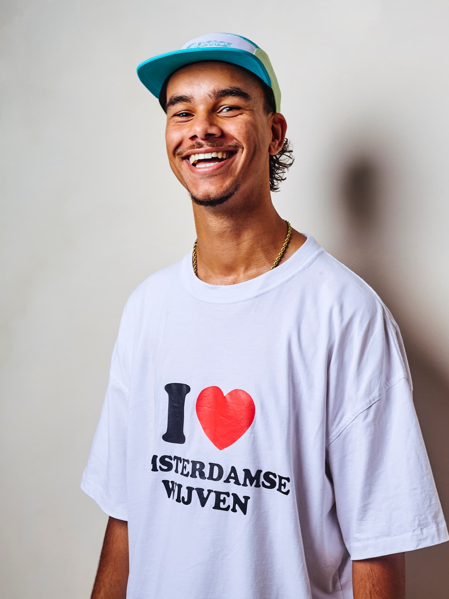 Set 05 draagt het I love Amsterdamse Wijven T-shirt