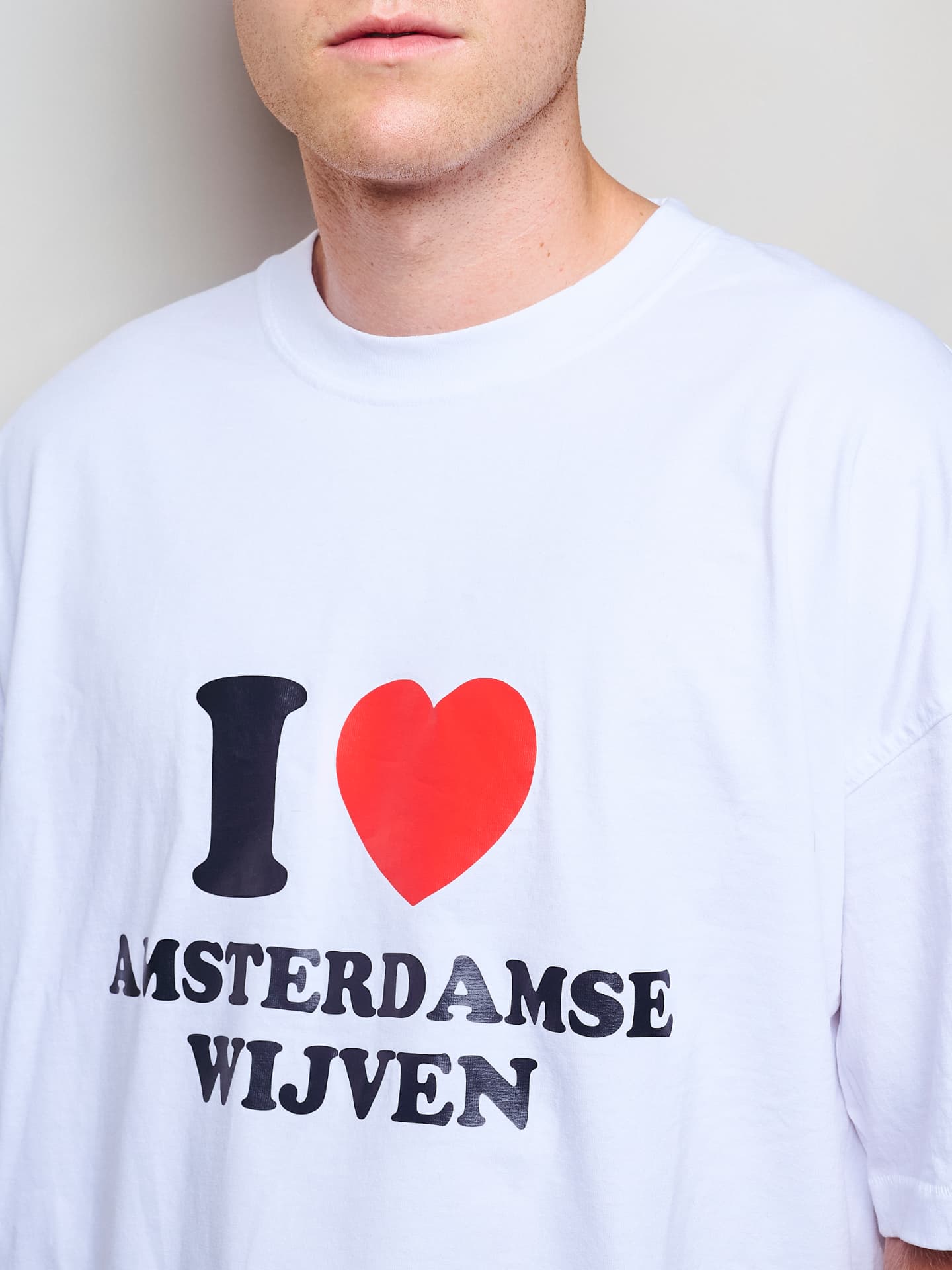 Set 01 draagt het I love Amsterdamse Wijven T-shirt