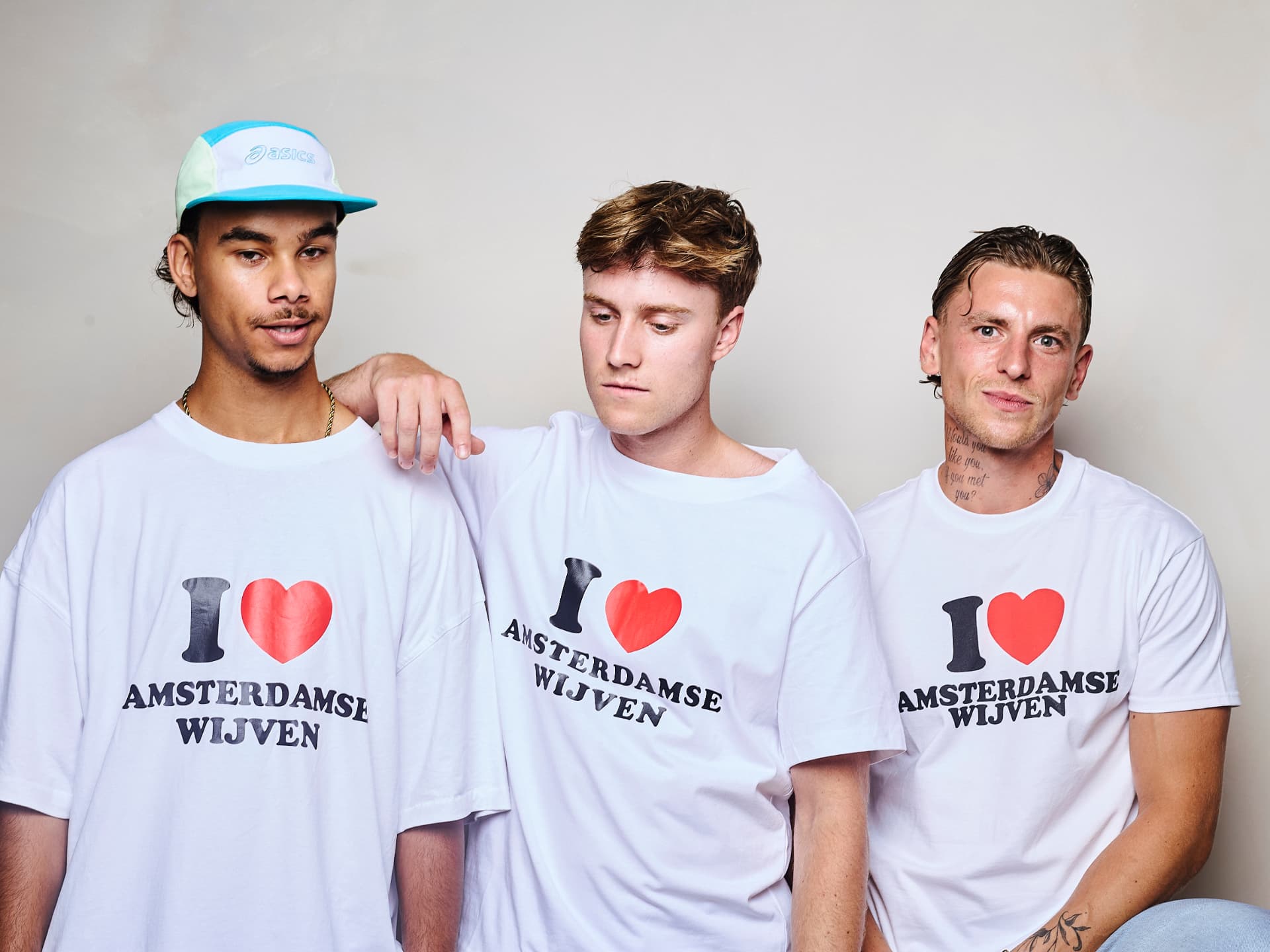 Set 06 draagt het I love Amsterdamse Wijven T-shirt