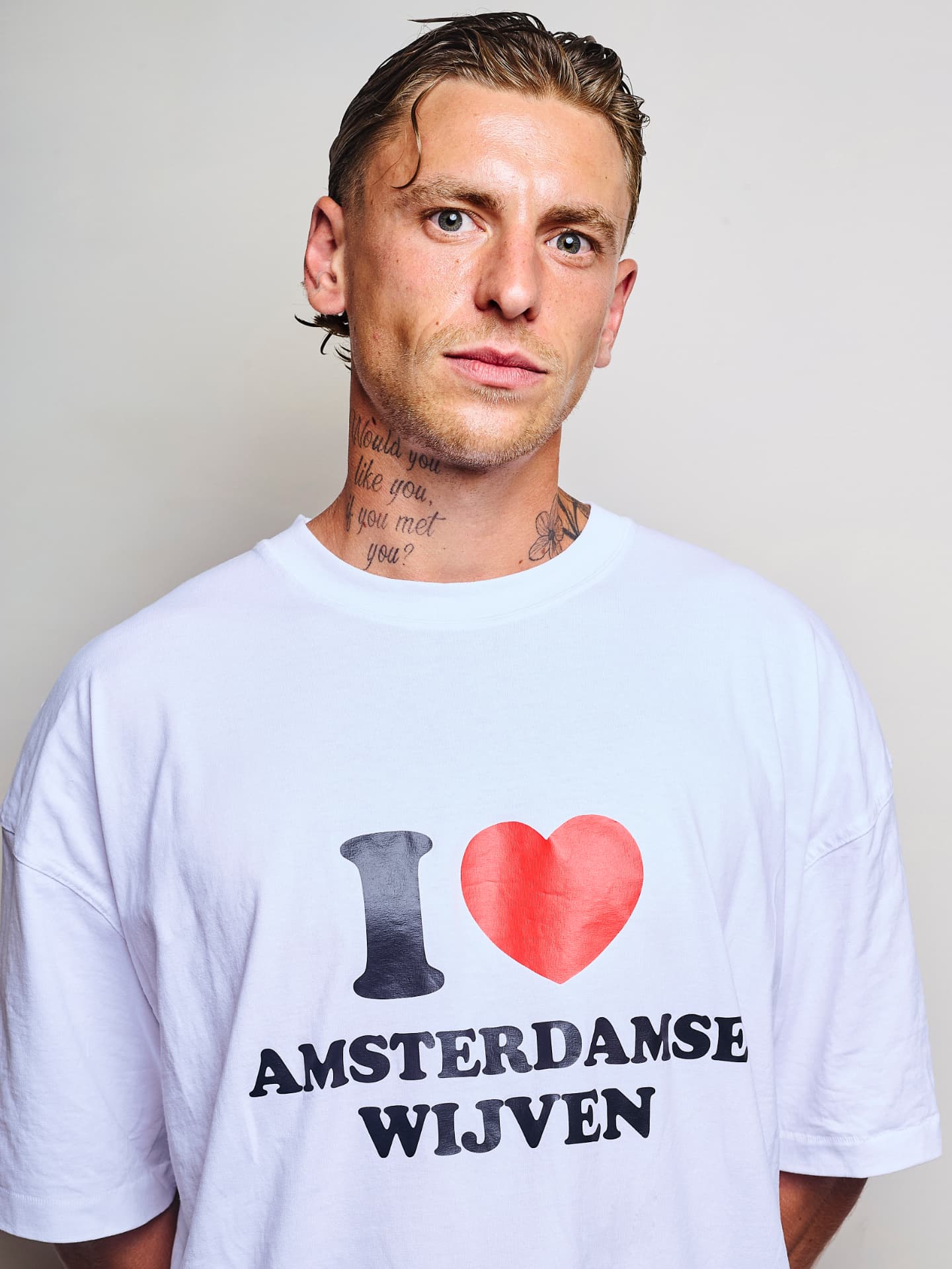 Set 03 draagt het I love Amsterdamse Wijven T-shirt