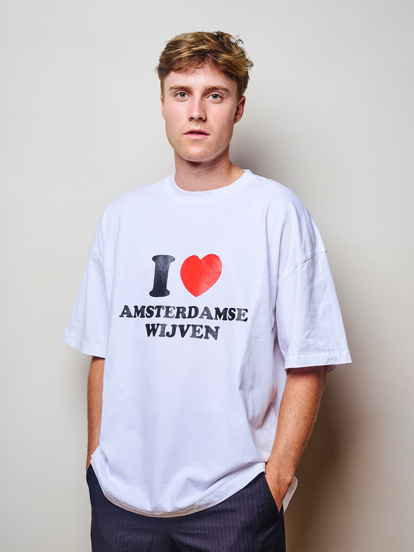 Set 01 draagt het I love Amsterdamse Wijven T-shirt
