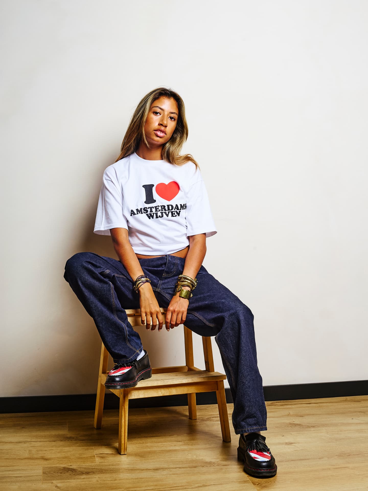 Set 02 draagt het I love Amsterdamse Wijven T-shirt