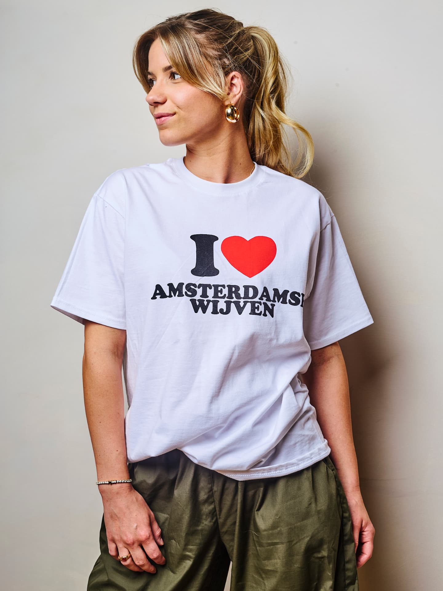 Set 04 draagt het I love Amsterdamse Wijven T-shirt