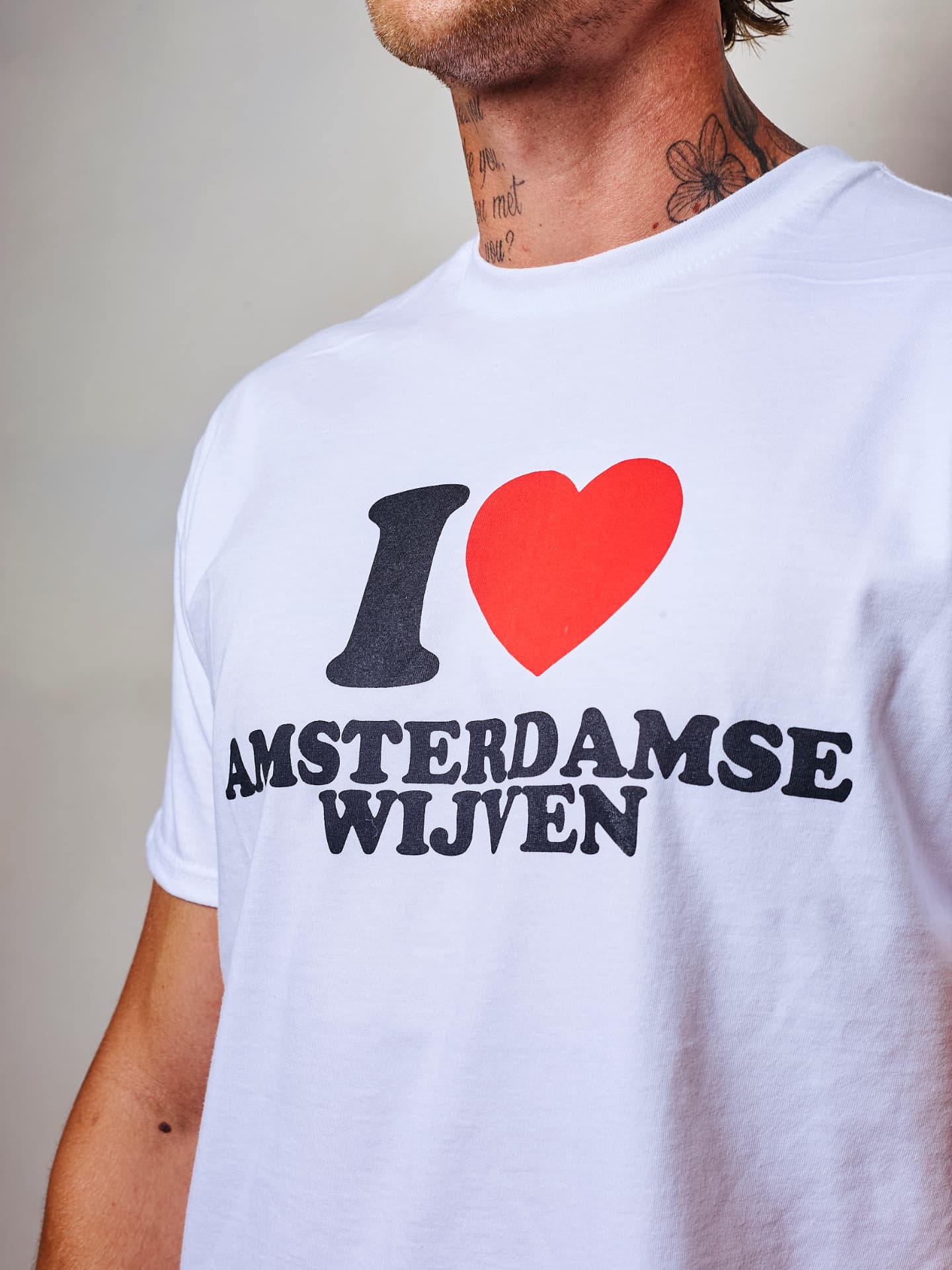 Set 03 draagt het I love Amsterdamse Wijven T-shirt
