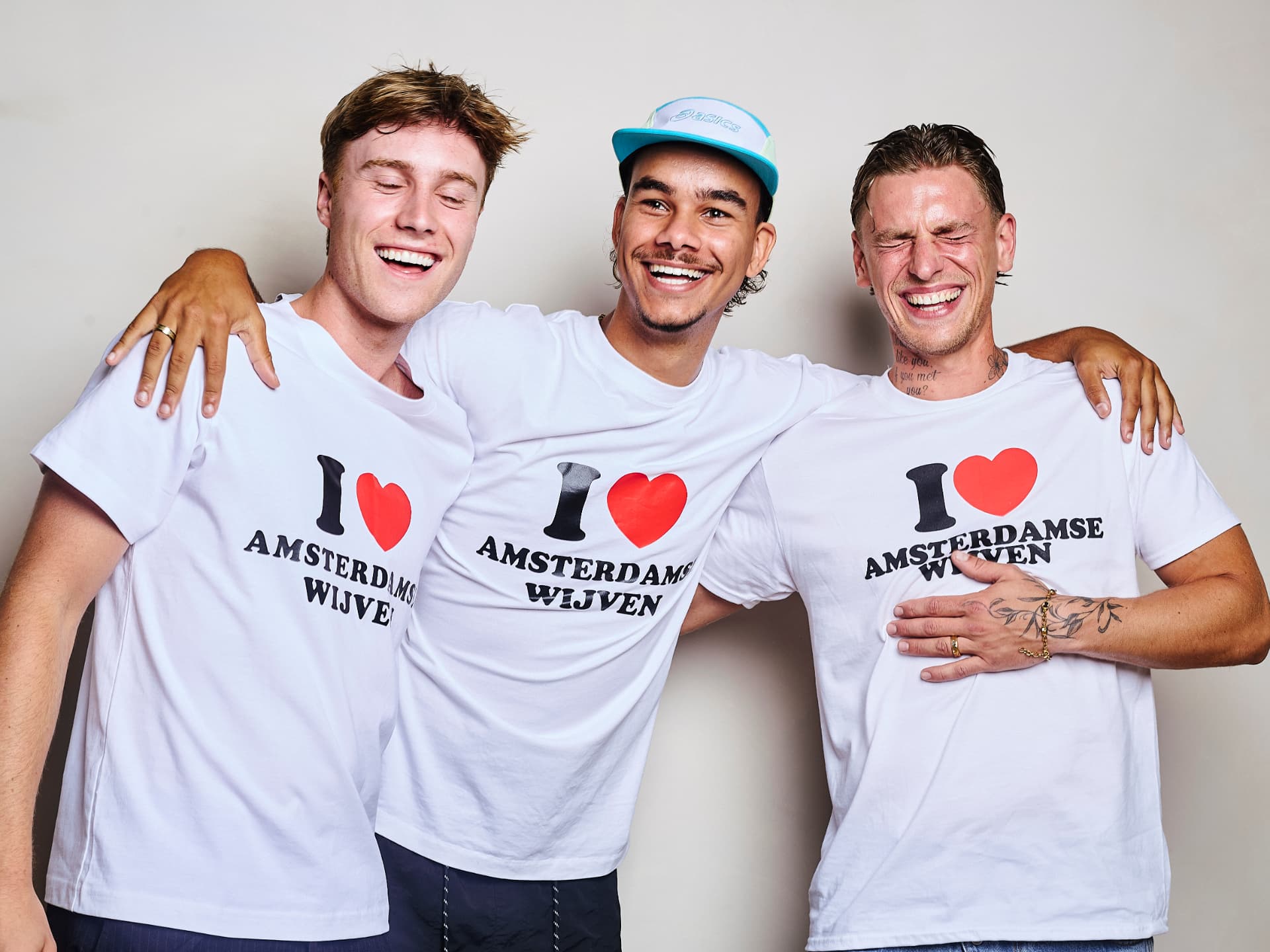 Set 06 draagt het I love Amsterdamse Wijven T-shirt