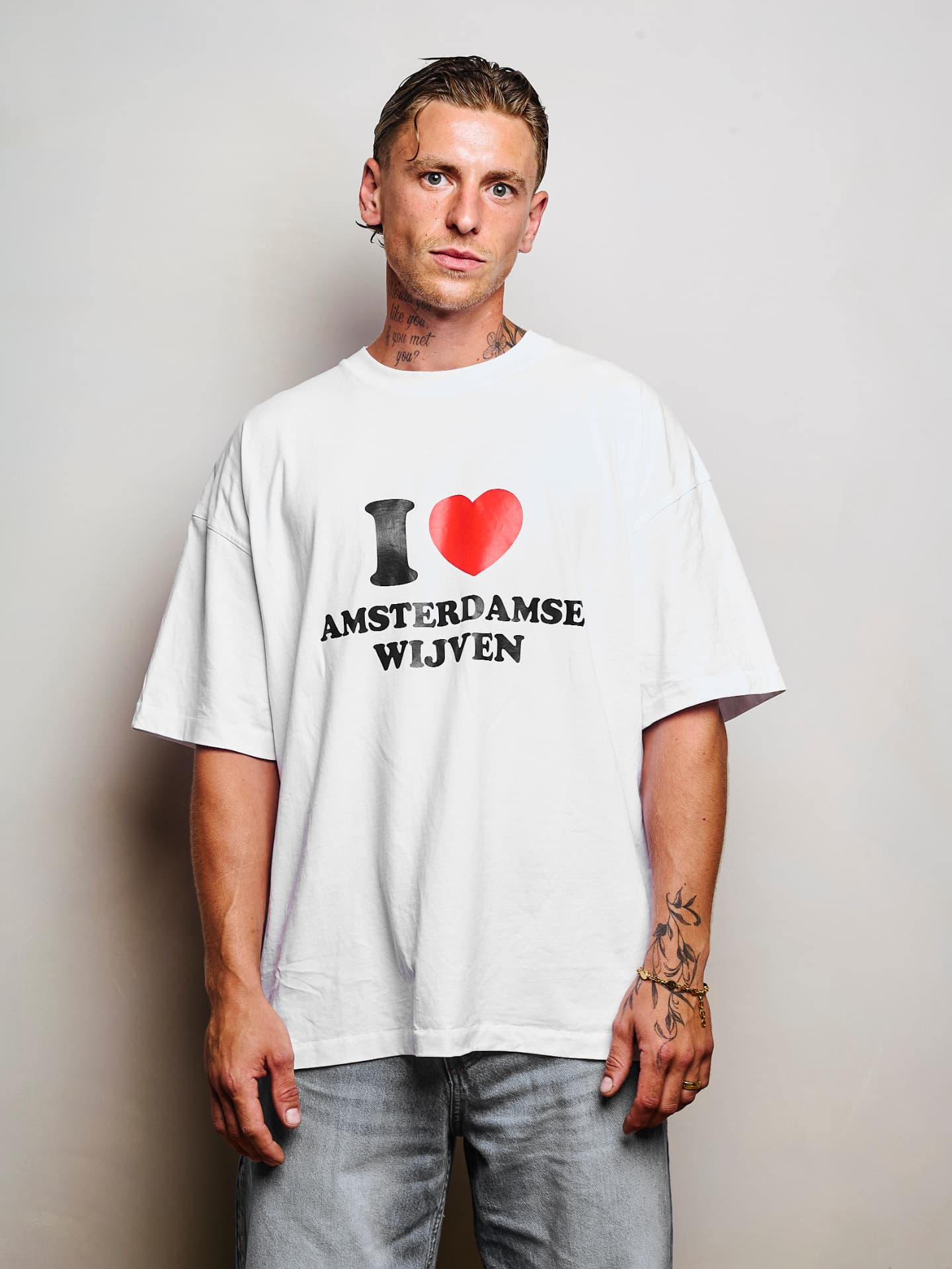 Set 03 draagt het I love Amsterdamse Wijven T-shirt