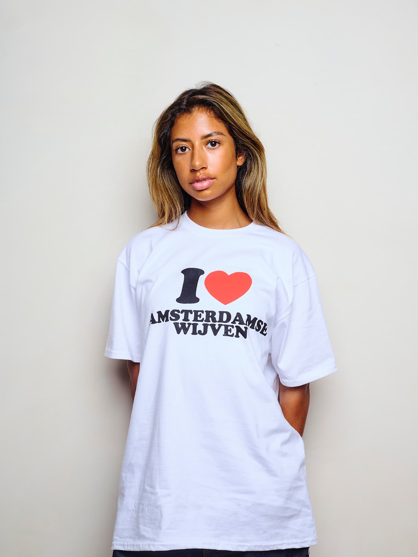 Set 02 draagt het I love Amsterdamse Wijven T-shirt